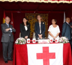 Doña Elena con el resto de sus compañeros en la mesa petitoria